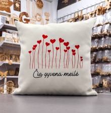 Išsiuvinėta Pagalvė "Čia gyvena meilė"
