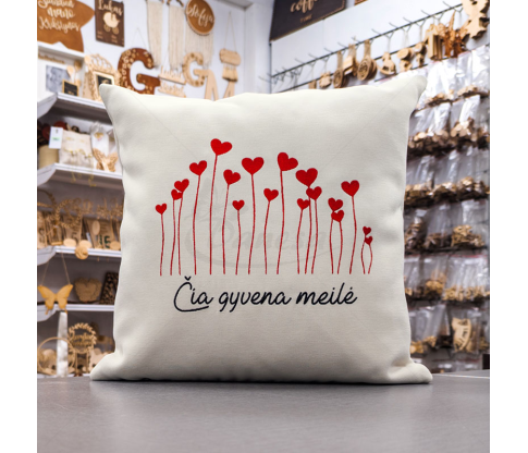 Išsiuvinėta Pagalvė "Čia gyvena meilė"