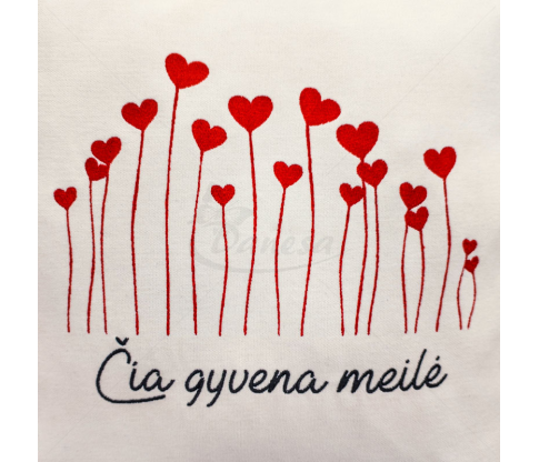 Išsiuvinėta Pagalvė "Čia gyvena meilė"