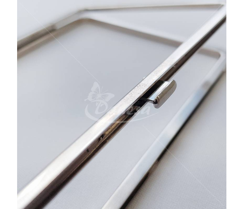 Metal fittings for handbags, wallets and purses