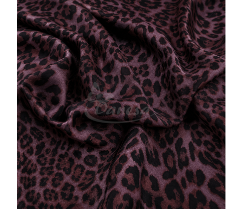 Plonas ir švelnus viskozinis audinys su violetiniu leopardo raštu