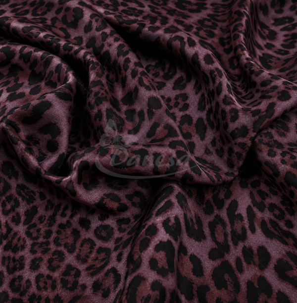 Plonas ir švelnus viskozinis audinys su violetiniu leopardo raštu