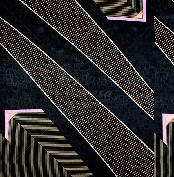 Natūralus šilkas kuponais, geometrinis raštas, juoda spalva