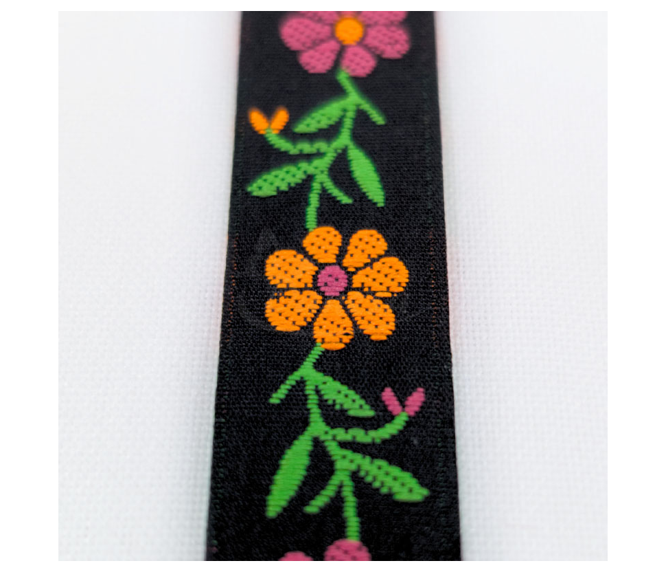 Woven decorative ribbon