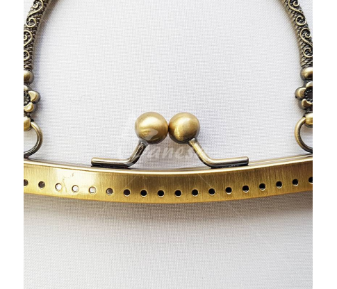 Metal fittings for handbags, wallets and purses